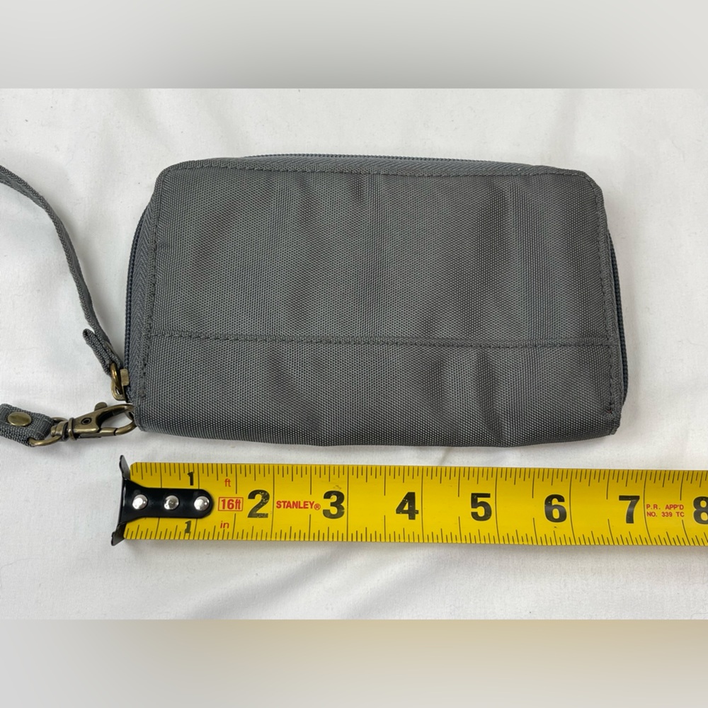 ⭐️Travelon zippered wristlet Great Condition - Picture 3 of 8